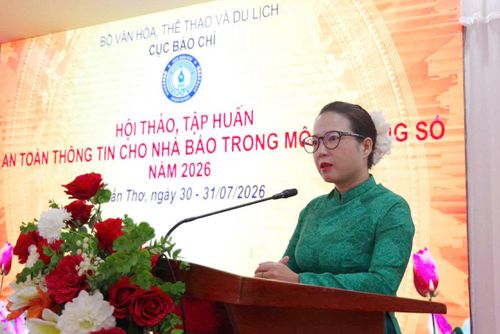 Phó Giám đốc Trung tâm Lưu chiểu dữ liệu truyền thông số quốc gia, Thường trực Trung tâm Hỗ trợ Chuyển đổi số báo chí Hoàng Thị Bích Hạnh phát biểu tại hội thảo