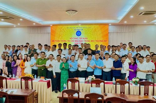 Các học viện chụp hình lưu niệm tại Hội thảo, tập huấn "An toàn thông tin cho nhà báo trong môi trường số" năm 2026