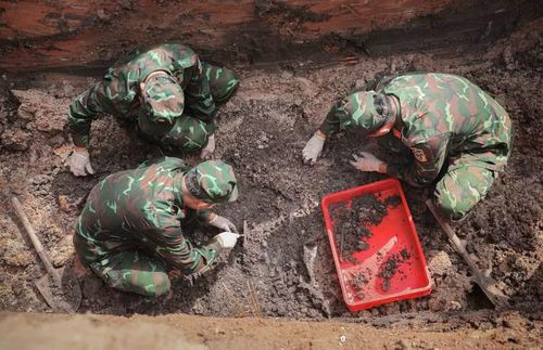 Quy trình sau khi khai quật hài cốt liệt sĩ được thực hiện cẩn thận, tỉ mỉ, khoa học, đảm bảo an toàn. Ảnh: Phan Phương/TTXVN