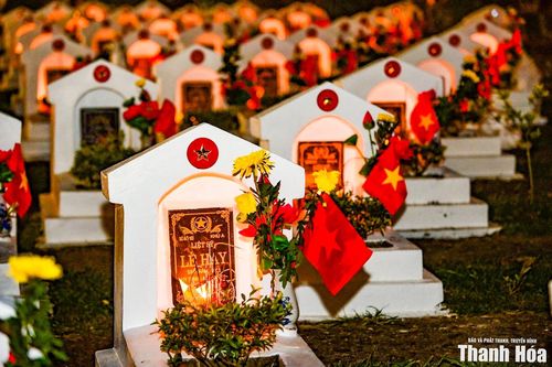 Hàng nghìn ngọn nến được thắp sáng tri ân các Anh hùng liệt sĩ. Ảnh: Báo và Phát thanh, Truyền hình Thanh Hóa