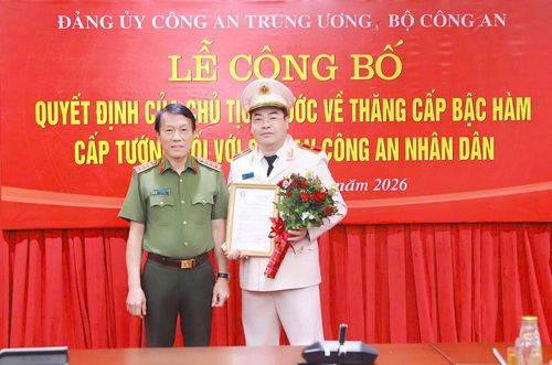 Đại tướng Lương Tam Quang, Bộ trưởng Bộ Công an trao quyết định thăng cấp bậc hàm Thiếu tướng cho đồng chí Bùi Quyết Toán, Giám đốc Công an tỉnh Lai Châu.