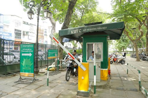 Từ 1/7/2026, 100% điểm trông giữ, bãi đỗ ô tô thuộc phạm vi áp dụng phải triển khai công nghệ, thu giá dịch vụ theo hình thức điện tử không dừng