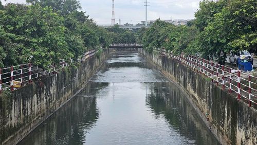 Suối Nhum chảy qua phường Linh Xuân ngày trước nước đen ngòm, hôi thối, sau khi cải tạo nguồn nước đã sạch hơn.