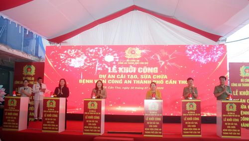 Các đại biểu thực hiện nghi thức khởi công Dự án cải tạo, sửa chữa Bệnh viện Công an TP Cần Thơ.