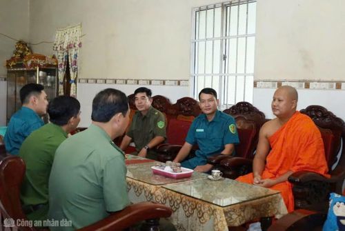 Công an xã Lương Tâm phát huy vai trò của chức sắc, người có uy tín trong vận động nhân dân tham gia phong trào bảo vệ ANTQ.