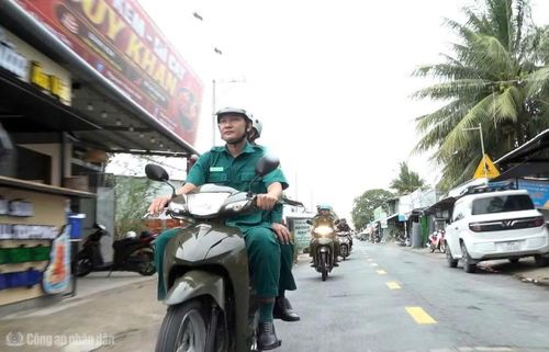Công an xã phối hợp Quân sự và lực lượng bảo vệ ANTT ở cơ sở tổ chức tuần tra đảm bảo ANTT và an toàn giao thông.