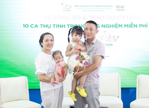 Niềm hạnh phúc của cặp vợ chồng hiếm muộn 9 năm bên hai con từ chương trình hỗ trợ IVF miễn phí.