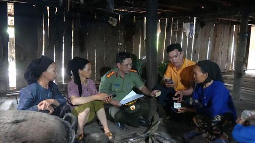 Quá trình thường xuyên bám địa bàn, trực tiếp đến từng xóm, từng hộ gia đình cũng giúp lực lượng Công an xã nắm bắt rõ hơn thực tế tiếp cận các tiện ích số của người dân.