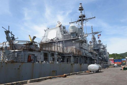 Cận cảnh đoàn tàu Hải quân Hoa Kỳ cập cảng Tiên Sa. Đoàn gồm tàu sân bay USS George Washington, cùng hai tàu hộ tống là tàu tuần dương USS Robert Smalls (CG 62) và tàu khu trục USS Shoup (DDG 86).
