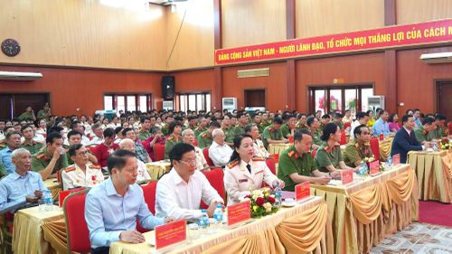 Các đại biểu dự lễ kỉ niệm.