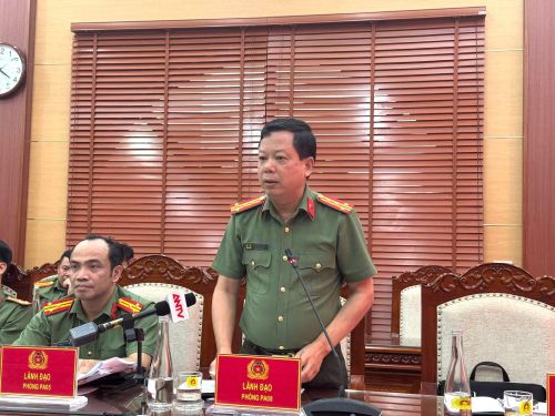 Đại diện lãnh đạo các đơn vị của Công an tỉnh giải đáp, cung cấp thông tin về tình hình ANTT, trật tự an toàn giao thông, xuất nhập cảnh,