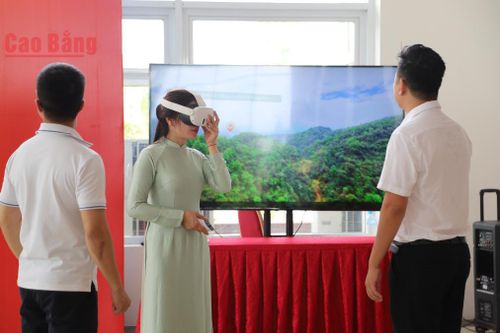 Các đại biểu trải nghiệm ứng dụng công nghệ số, khám phá những tư liệu về Báo Việt Nam Độc lập bằng phương thức trực quan, hiện đại.
