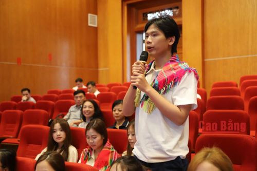 Sinh viên ngành báo chí trao đổi về bài học từ tư tưởng, phong cách làm báo của Chủ tịch Hồ Chí Minh và trách nhiệm của người làm báo trong thời đại số.