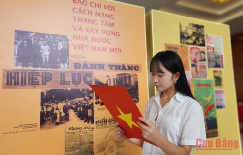 Không gian trưng bày giới thiệu hàng trăm tư liệu, hình ảnh, hiện vật quý về quá trình ra đời, phát triển của Báo Việt Nam Độc lập và nền báo chí cách mạng Việt Nam.