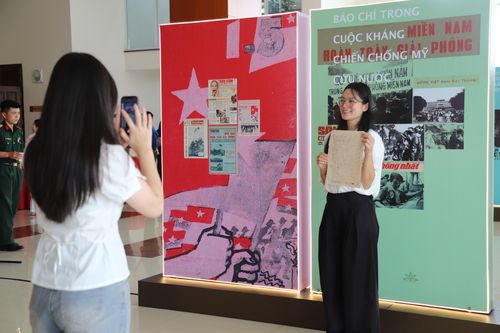 Các sinh viên lưu giữ những khoảnh khắc ý nghĩa tại không gian trưng bày chuyên đề, tiếp thêm niềm tự hào và cảm hứng về nghề báo.