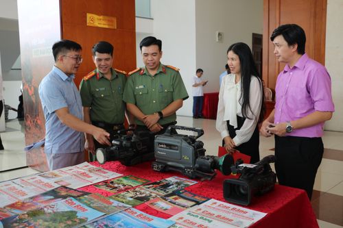 Các đại biểu tham quan không gian trưng bày, tìm hiểu những tư liệu, hình ảnh, hiện vật quý về Báo Việt Nam Độc lập và lịch sử báo chí cách mạng Việt Nam.