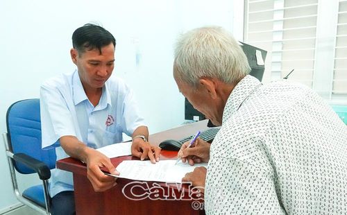 Công chức Trung tâm Phục vụ hành chính công xã Ninh Thạnh Lợi hướng dẫn thân nhân người có công thực hiện thủ tục hành chính để hưởng chế độ chính sách.