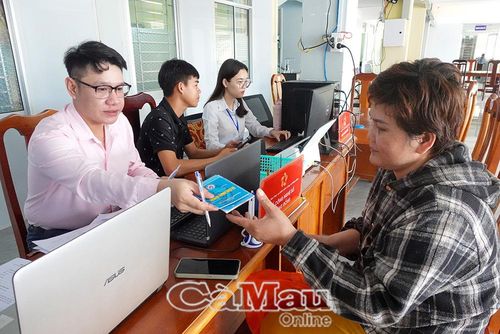 Công chức Trung tâm Phục vụ hành chính công xã Khánh Bình tận tình hướng dẫn thủ tục, kịp thời đưa chính sách đến người có công.
