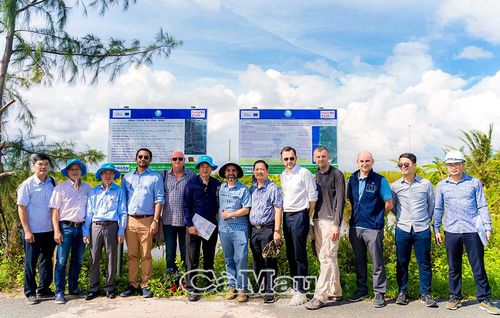 Ðoàn công tác Cơ quan Phát triển Pháp (AFD) và Phái đoàn Liên minh Châu Âu trong chuyến khảo sát Dự án xây dựng đê biển Tây đoạn Cái Ðôi Vàm - Kênh Năm và kè chống sạt lở đoạn Sông Ðốc - Bảy Háp (tại Cà Mau). Tổng vốn đầu tư dự án hơn 849 tỷ đồng, trong đó AFD và Liên minh Châu Âu tài trợ hơn 600 tỷ đồng.