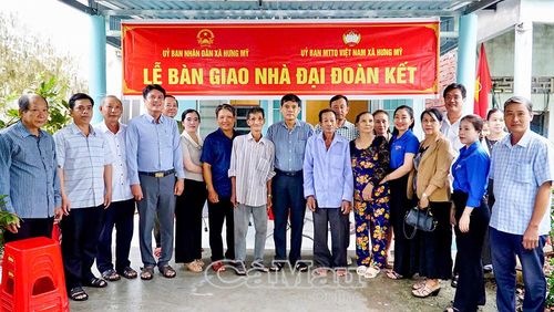 Chính quyền địa phương chia sẻ niềm vui với gia đình ông Phạm Minh Thanh trong ngày nhận bàn giao căn nhà Đại đoàn kết.