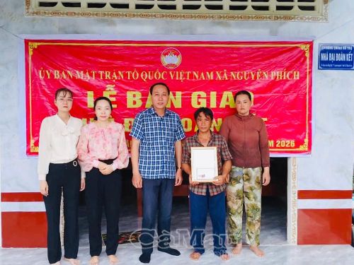 Ông Đoàn Quốc Thống, Phó Chủ tịch Thường trực Uỷ ban MTTQ Việt Nam Xã Nguyễn Phích trao quyết định bàn giao nhà Đại đoàn kết cho hộ ông Bùi Văn Đàm, Ấp 14.