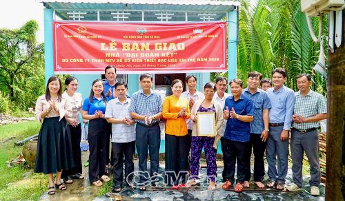 Lãnh đạo Hội Nông dân tỉnh cùng chính quyền địa phương chụp ảnh lưu niệm, chia sẻ niềm vui với gia đình ông Trần Văn Tiên trong ngày bàn giao nhà Đại đoàn kết.