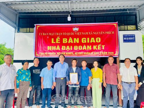 Gia đình ông Phan Trà Phước, Ấp 5, vui mừng đón nhận nhà mới.