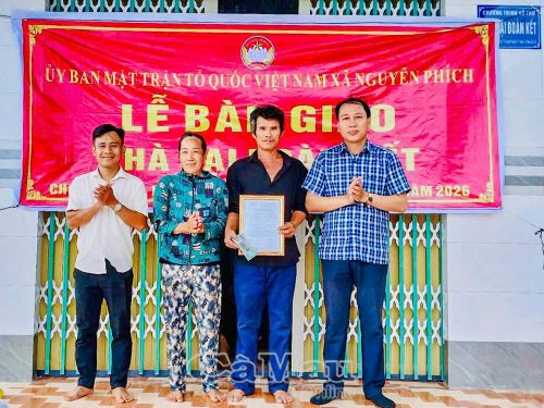  Gia đình ông Đào Quang Khâm, Ấp 17 phấn khởi đón nhận căn nhà mới an toàn, kiên cố trước mùa mưa bão.