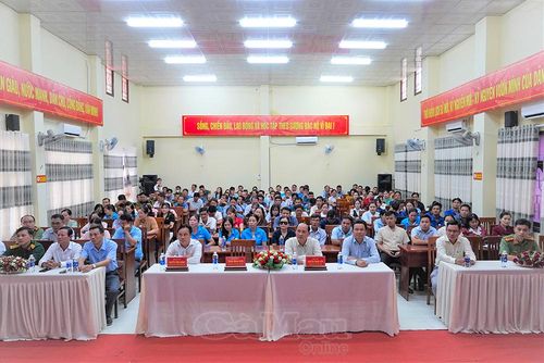 Đại biểu tham dự Chương trình “Cảnh sát biển đồng hành với ngư dân”.