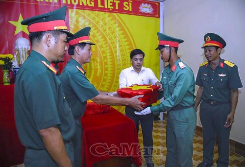 Song song với hoạt động tìm kiếm, quy tập hài cốt liệt sĩ, tỉnh Cà Mau cũng khẩn trương tiến hành xác định danh tính hài cốt liệt sĩ chưa có thông tin (Ảnh chụp tại Nghĩa trang liệt sĩ Xã Trần Văn Thời).