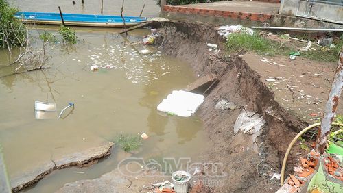 Các vết nứt lớn tiếp tục xuất hiện tại khu vực bờ sông Gành Hào, đe dọa trực tiếp đến sự an toàn của 4 hộ dân lân cận.