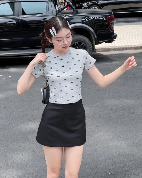 Những chiếc váy hoặc quần short có độ dài trên gối giúp cải thiện tỷ lệ cơ thể