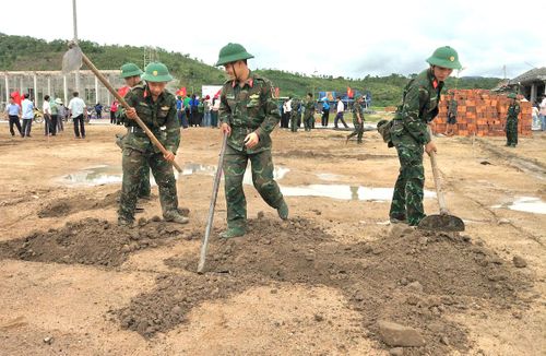 Cán bộ, chiến sĩ Bộ Chỉ huy Quân Sự tỉnh Gia Lai tham gia hỗ trợ trên các công trình