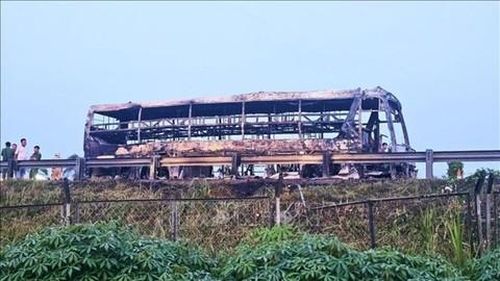 Chiếc xe giường nằm bị cháy trên cao tốc TPHCM - Trung Lương