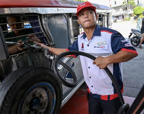 Giá xăng dầu tại nhiều nước châu Á tăng cao. (Ảnh: Getty)