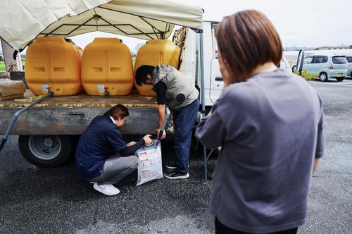 Người dân địa phương tập trung nhận viện trợ nước. (Ảnh: Reuters)