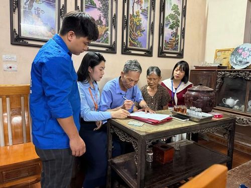 Thân nhân liệt sĩ xã Thạch Thất được Tổ hành chính công xung kích (Chi nhánh số 9) hỗ trợ thủ tục giải quyết chế độ thờ cúng Liệt sĩ. Ảnh: Hoàng Dưỡng