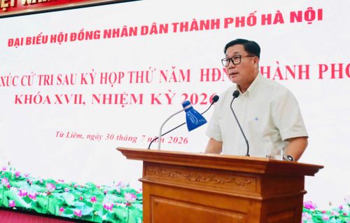 Đồng chí Nguyễn Quang Hiếu, Bí thư Đảng ủy, Chủ tịch HĐND phường Từ Liêm, Tổ trưởng Tổ đại biểu ghi nhận những góp ý từ cử tri. Ảnh; PV