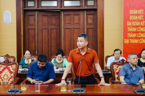 Cử tri phường Từ Liêm phản ánh các vấn đề dân sinh, môi trường tại hội nghị. Ảnh: PV