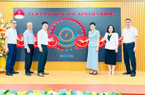 Lãnh đạo phường Kim Liên bấm nút ra mắt mô hình Tổng đài “Kim Liên khỏe”. Ảnh: Nguyên Bảo