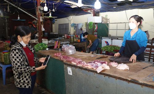 Chị Nguyễn Thị Tâm, tiểu thương ở chợ Thượng Lâm khẳng định, thanh toán bằng QR mang lại nhiều lợi ích. Ảnh: Kim Nhuệ