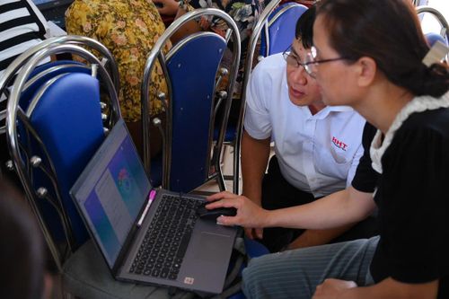 TS. Kiều Thàn h Chung trực tiếp hướng dẫn học viên sử dụng AI và các nền tảng số, giúp người dân tự tin ứng dụng công nghệ vào cuộc sống. Ảnh: NVCC