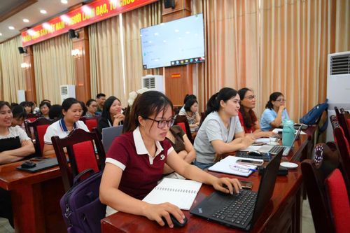 Những lớp học thực hành AI và kỹ năng số không chỉ giúp người dân làm chủ công nghệ mà còn thể hiện trách nhiệm của đội ngũ giảng viên, sinh viên trong việc đưa tri thức từ giảng đường phục vụ cộng đồng. Ảnh: NVCC