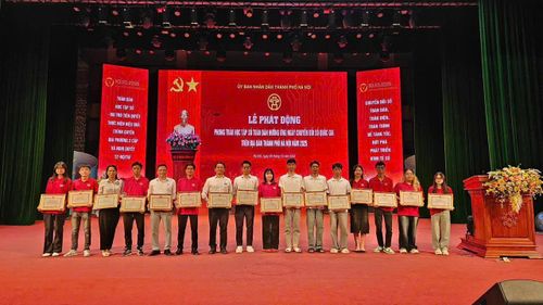 Giảng viên và sinh viên Trường Cao đẳng Công nghệ cao Hà Nội được UBND thành phố Hà Nội khen thưởng vì những đóng góp trong Chiến dịch "45 ngày đêm" hỗ trợ chuyển đổi số tại cơ sở. Ảnh: NVCC