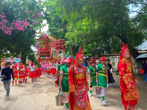 Lễ hội đình Chèm- Lễ hội ven sông Hồng tiêu biểu