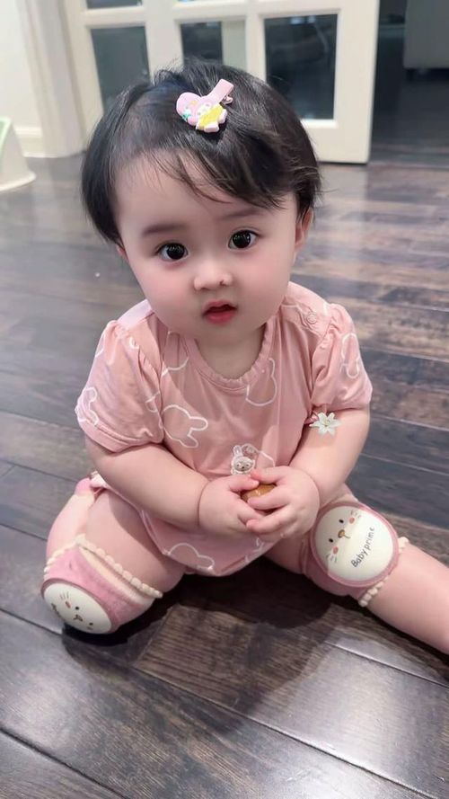 Những năm gần đây, cuộc sống của nam nghệ sĩ có nhiều thay đổi khi chào đón cô con gái đầu lòng. Với NSƯT Vũ Luân, việc trở thành người cha ở tuổi ngoài 50 mang đến nhiều cảm xúc đặc biệt. Anh từng cho biết, con gái đã khiến cuộc sống của mình trở nên trọn vẹn hơn, đồng thời giúp anh cảm nhận sâu sắc giá trị của gia đình.