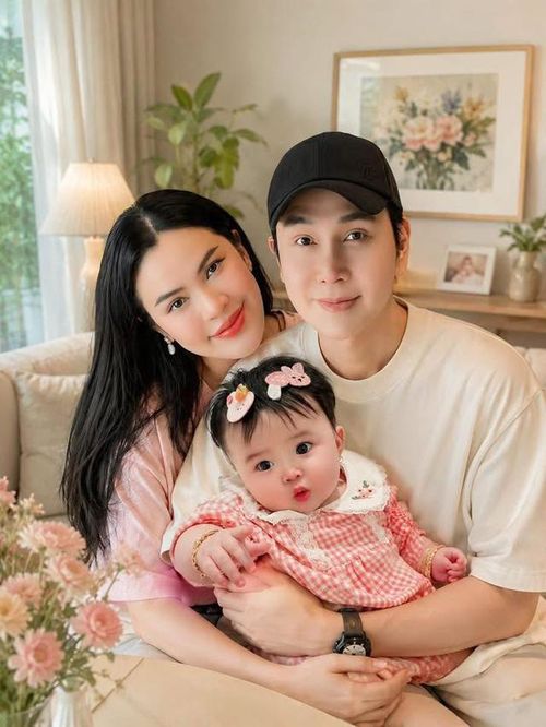 Dù nhận được nhiều sự chú ý, NSƯT Vũ Luân vẫn lựa chọn cách nuôi dạy con trong môi trường bình thường, không để con chịu áp lực từ sự nổi tiếng của bố.