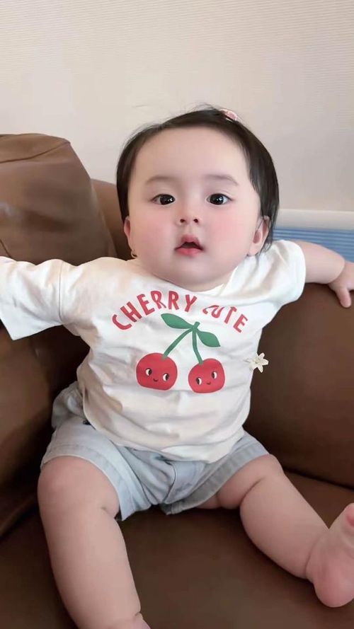 Dù bận rộn với lịch biểu diễn và các hoạt động nghệ thuật, nam nghệ sĩ vẫn luôn cố gắng dành thời gian bên con. Anh thường đưa con đi chơi, chăm sóc từng bữa ăn, giấc ngủ và lưu giữ những khoảnh khắc đáng nhớ trong quá trình khôn lớn của bé.