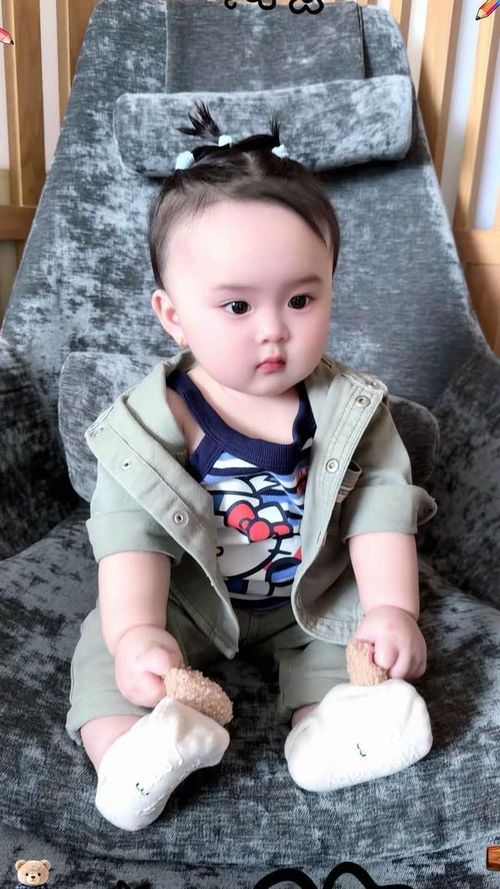Mỗi lần xuất hiện trên trang cá nhân của NSƯT Vũ Luân, cô con gái nhỏ đều nhận được sự quan tâm từ người hâm mộ. Bé sở hữu gương mặt bầu bĩnh, đôi mắt sáng và nhiều biểu cảm dễ thương. Không ít khán giả để lại bình luận khen ngợi vẻ ngoài đáng yêu của cô bé cũng như bày tỏ sự ngưỡng mộ trước tình cảm gắn bó giữa hai cha con.