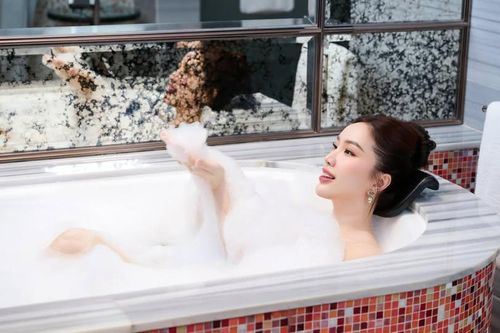 'Công chúa bong bóng' cho biết, cô từng lo lắng khi nhan sắc xuống cấp trầm trọng sau sinh con trai. Thời gian qua nữ ca sĩ nỗ lực giảm cân, lấy lại dung mạo quyến rũ.